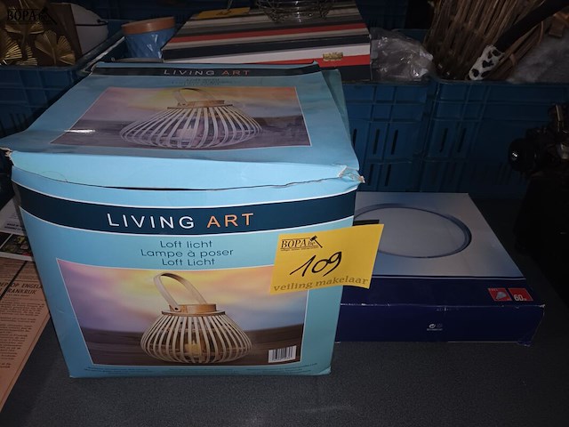 Lot 109 - plafondlamp en kaarsenhouder - afbeelding 1 van  4