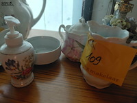 Lot 109 - porseleinen setje bloemenmotief - afbeelding 2 van  3