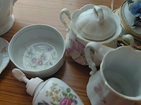 Lot 109 - porseleinen setje bloemenmotief - afbeelding 3 van  3