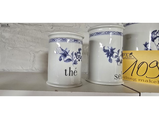 Lot 109 - porseleinen voorraad potten - afbeelding 2 van  3
