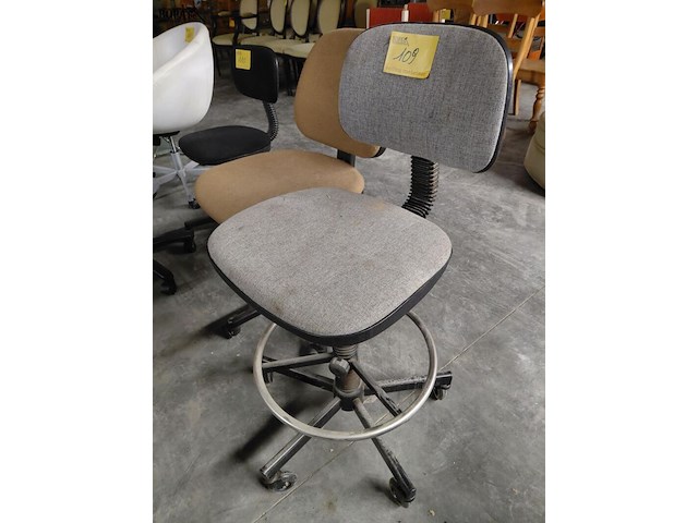 Lot 109 - set bureaustoelen vintage - 2 stuks sitag - afbeelding 2 van  6