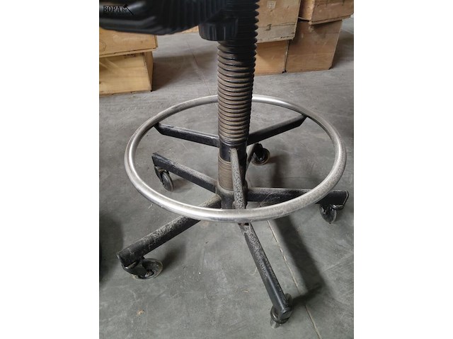 Lot 109 - set bureaustoelen vintage - 2 stuks sitag - afbeelding 3 van  6