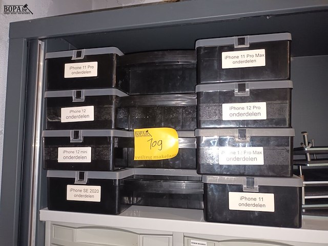 Lot 109 - sorteerkoffers met onderdelen iphone. 8 stuks - afbeelding 1 van  3