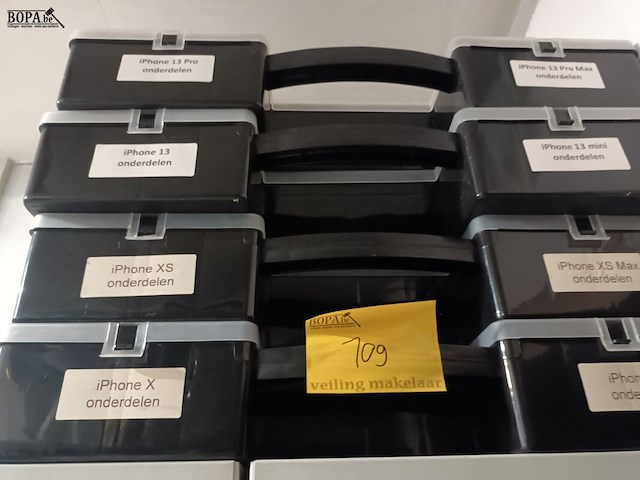 Lot 109 - sorteerkoffers met onderdelen iphone. 8 stuks - afbeelding 2 van  3