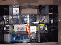 Lot 109 - sorteerkoffers met onderdelen iphone. 8 stuks - afbeelding 3 van  3