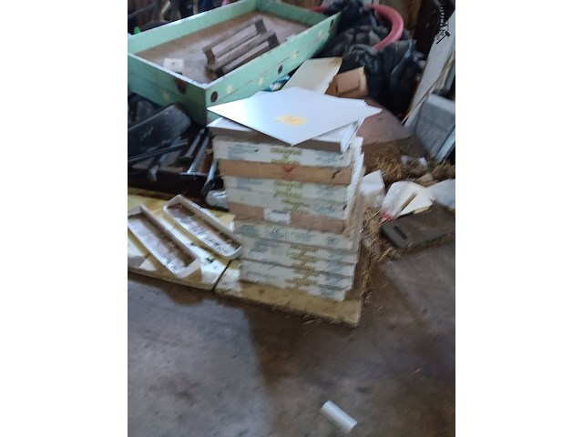 Lot 109 - tegels. 76 stuks - afbeelding 1 van  2