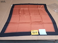 Lot 109 - zijden sjaal - afbeelding 1 van  3
