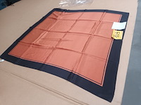 Lot 109 - zijden sjaal - afbeelding 2 van  3