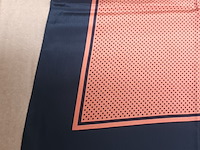 Lot 109 - zijden sjaal - afbeelding 3 van  3