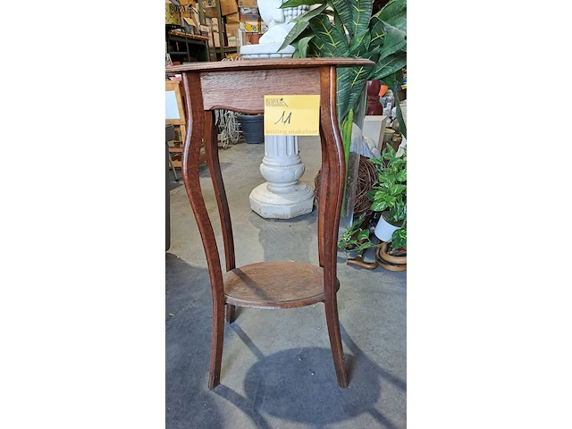 Lot 11 - antieken houten plantentafel met sierlijk gebogen poten en o - afbeelding 1 van  4