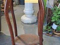 Lot 11 - antieken houten plantentafel met sierlijk gebogen poten en o