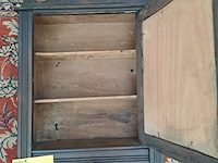 Lot 11 - antieken houten'apothekers' wandkastje '30 met spiegel en la - afbeelding 2 van  2