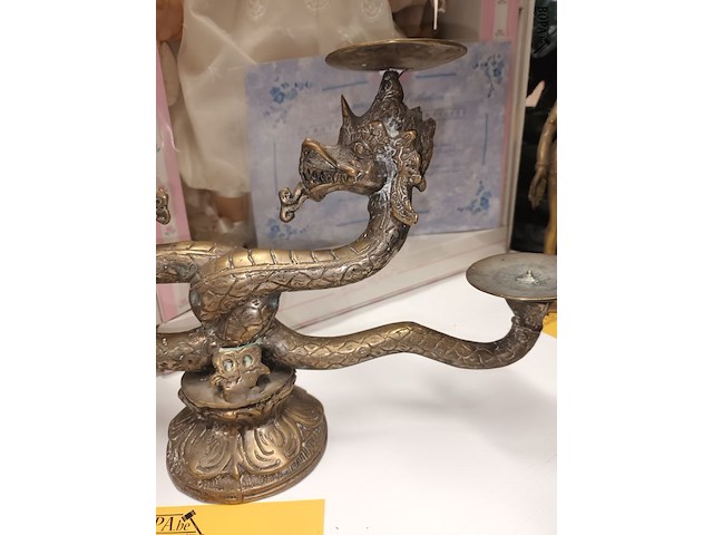Lot 11 - bronzen drakenkandelaar - afbeelding 3 van  4
