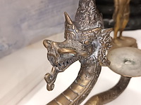 Lot 11 - bronzen drakenkandelaar - afbeelding 4 van  4