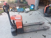 Lot 11 - elektrische pallet lifter linde