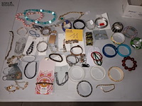 Lot 11 - fantasiejuwelen. 48 stuks - afbeelding 1 van  8