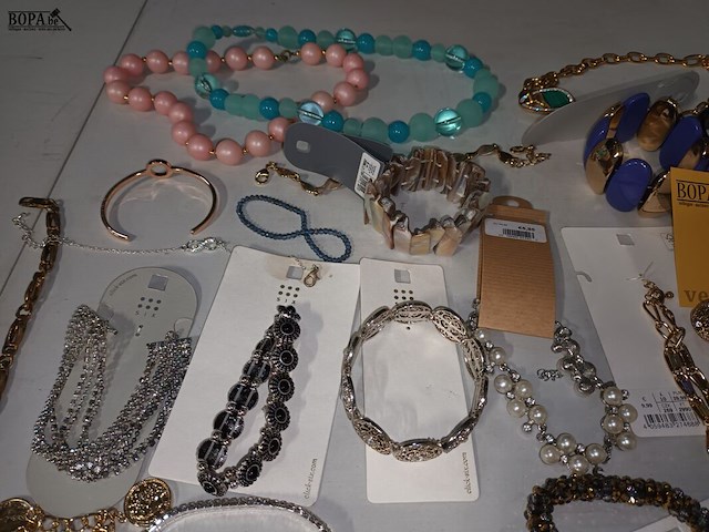 Lot 11 - fantasiejuwelen. 48 stuks - afbeelding 2 van  8