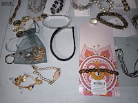 Lot 11 - fantasiejuwelen. 48 stuks - afbeelding 3 van  8