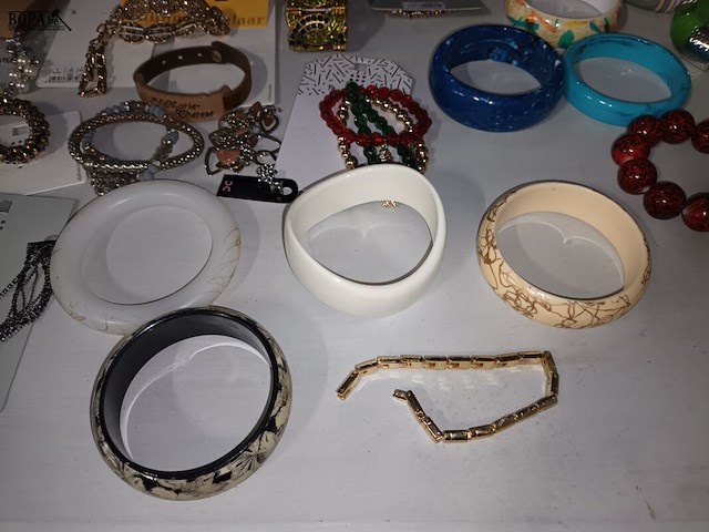 Lot 11 - fantasiejuwelen. 48 stuks - afbeelding 4 van  8