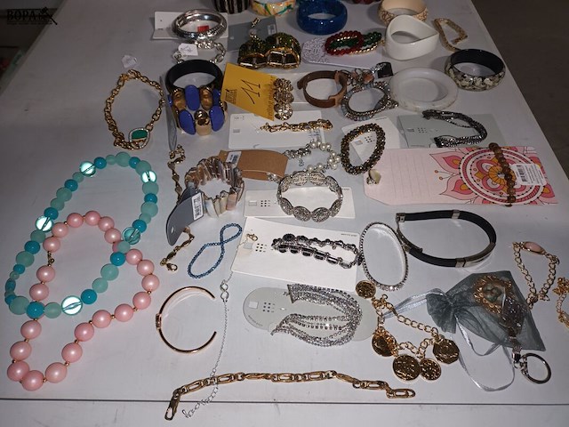 Lot 11 - fantasiejuwelen. 48 stuks - afbeelding 7 van  8