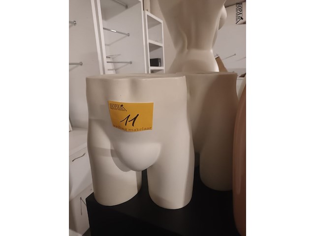 Lot 11 - heupmodel paspop. 2 stuks - afbeelding 1 van  3