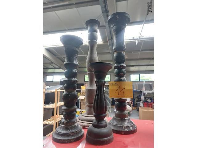 Lot 11 - houten kandelaars, 4 stuks - afbeelding 1 van  1