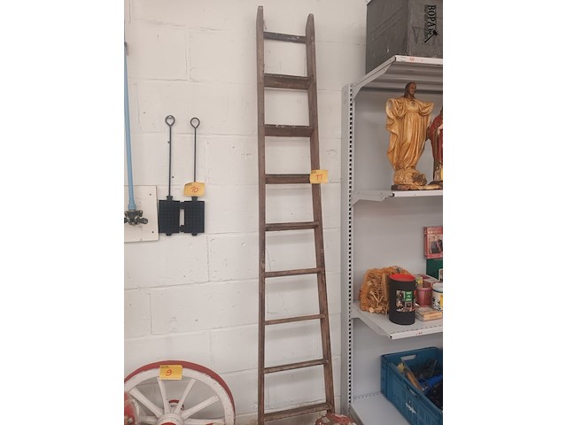 Lot 11 - houten ladder - afbeelding 1 van  2
