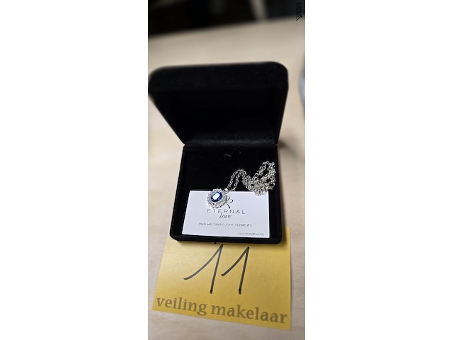 Lot 11 - juweel met swarovski elementen - afbeelding 1 van  2