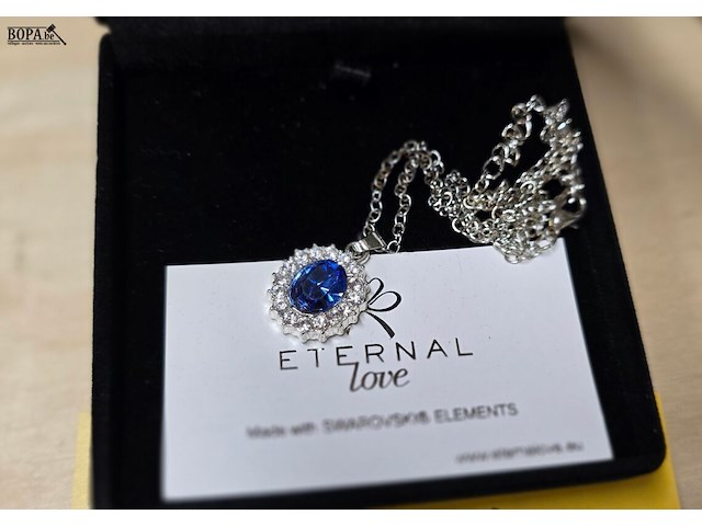 Lot 11 - juweel met swarovski elementen - afbeelding 2 van  2