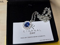 Lot 11 - juweel met swarovski elementen - afbeelding 2 van  2