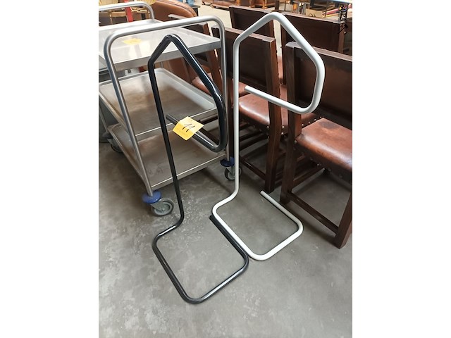 Lot 11 - kledingstaander. 2 stuks - afbeelding 1 van  2