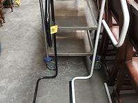 Lot 11 - kledingstaander. 2 stuks - afbeelding 2 van  2