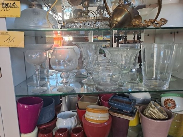 Lot 11 - lot glazen vazen op voet - afbeelding 1 van  4