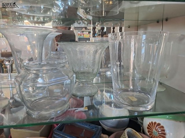 Lot 11 - lot glazen vazen op voet - afbeelding 2 van  4