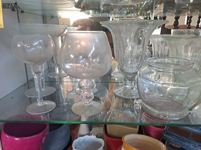 Lot 11 - lot glazen vazen op voet - afbeelding 3 van  4
