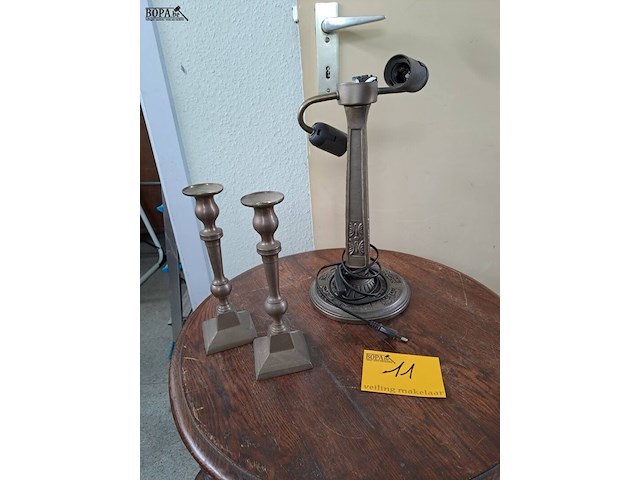 Lot 11 - lot vintage lamp voet, dubbele lamp en 2 bijpassende kandela - afbeelding 1 van  3