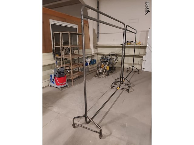 Lot 11 - metalen kledingrek op wielen - afbeelding 1 van  3