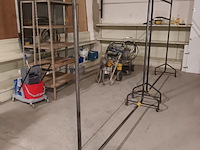 Lot 11 - metalen kledingrek op wielen
