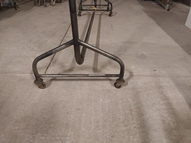 Lot 11 - metalen kledingrek op wielen - afbeelding 2 van  3
