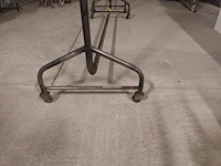 Lot 11 - metalen kledingrek op wielen - afbeelding 2 van  3