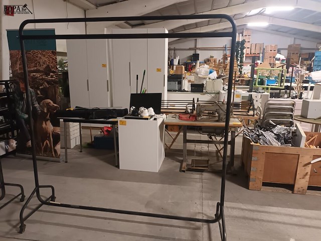 Lot 11 - metalen kledingrek op wielen - afbeelding 3 van  3