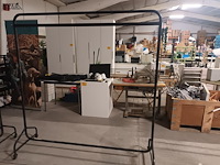 Lot 11 - metalen kledingrek op wielen - afbeelding 3 van  3