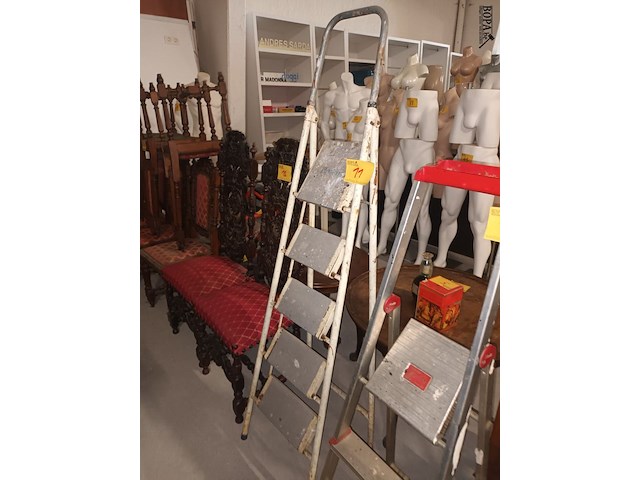 Lot 11 - metalen trapladder - afbeelding 1 van  2