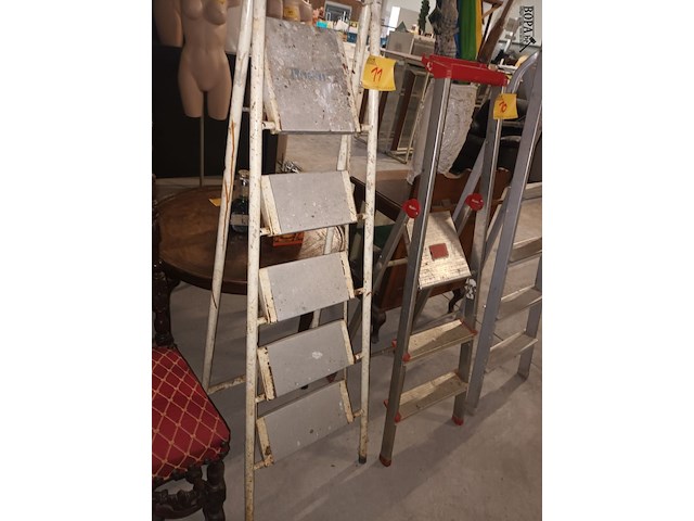Lot 11 - metalen trapladder - afbeelding 2 van  2