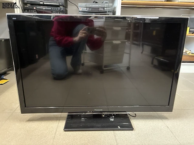 Lot 11 - panasonic lcd tv - afbeelding 1 van  4