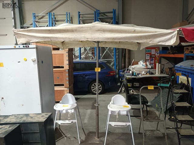 Lot 11 - parasol met voet - afbeelding 1 van  2
