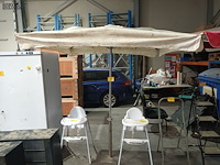 Lot 11 - parasol met voet