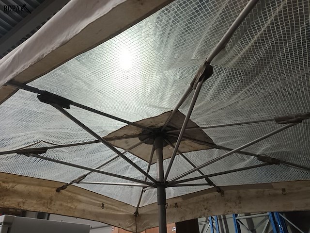 Lot 11 - parasol met voet - afbeelding 2 van  2