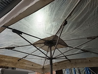 Lot 11 - parasol met voet - afbeelding 2 van  2