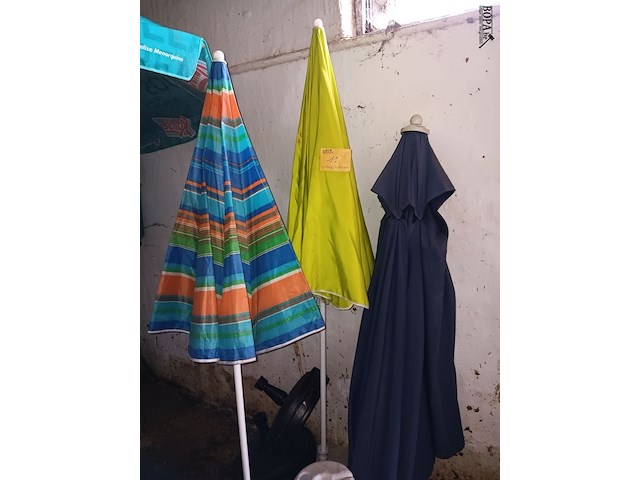 Lot 11 - parasols - 4 stuks - afbeelding 2 van  4